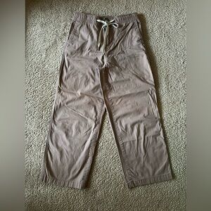 Vuori Women’s Ripstop Wideleg Crop Pant in Hazel size XS Organic Cotton